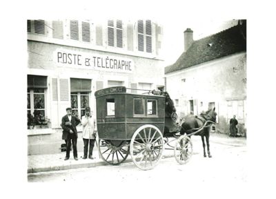 Adolphe Giraudon (1489-1929). La voiture de l'Hôtel de commerce à Saint-Florent-sur-Cher, plaque de verre (22 Fi 853)