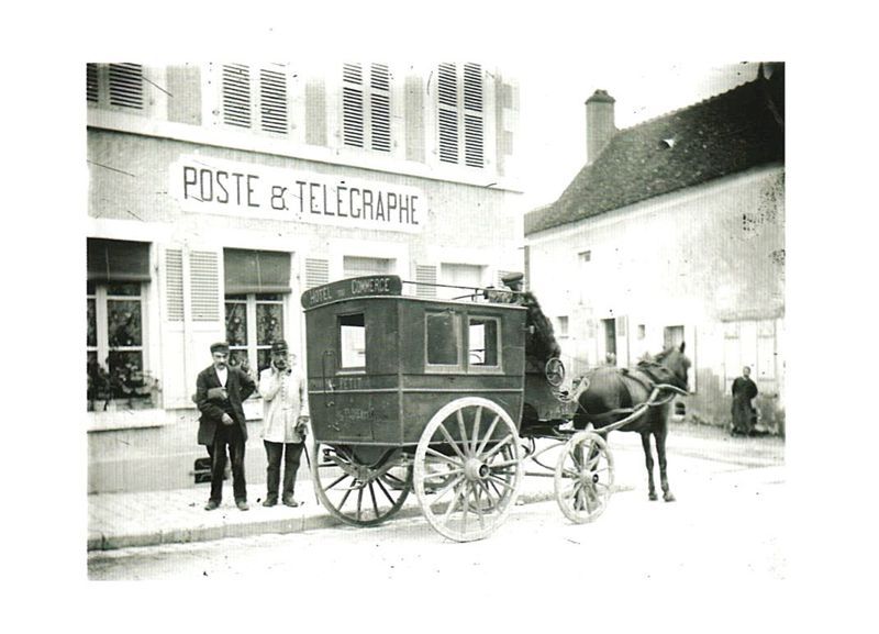 Adolphe Giraudon (1489-1929). La voiture de l'Hôtel de commerce à Saint-Florent-sur-Cher, plaque de verre (22 Fi 853)