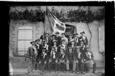 Les conscrits de la classe 1913 à Brinon-sur-Sauldre. Archives départementales du Cher, fonds Finoux, 33 Fi 10/14