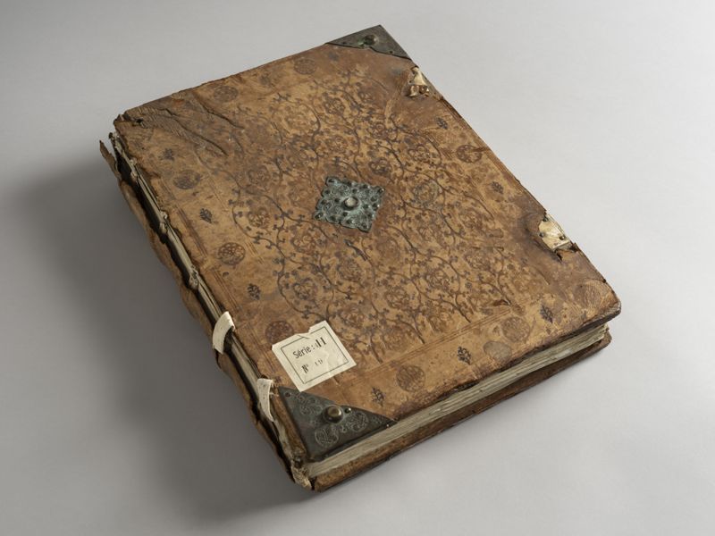 Première de couverture du terrier de la ville de Bourges pour l'abbaye Saint-Sulpice, reçu par Poitevin et Depardieu, 1514 (AD du Cher, 4 H 19)