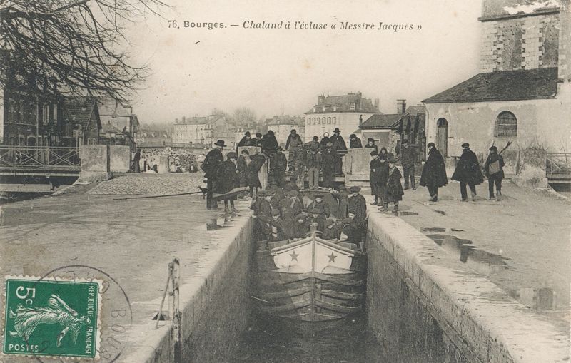 Carte postale d’un chaland à l’écluse « Messire Jacques ». AD du Cher, 7 Fi Bourges 1002. 