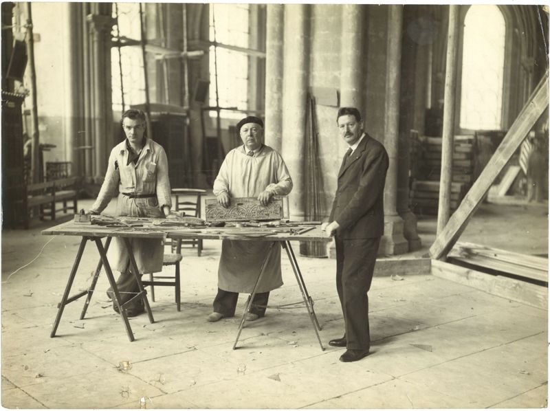 Robert Gauchery supervisant le démontage des vitraux dans la cathédrale, s. d. [1938]. AD du Cher, 1763 W 77
