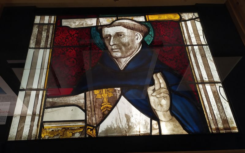 Saint Pierre de Vérone, panneau de vitrail déposé, pour partie du XVe siècle. Cathédrale de Bourges, propriété de l’État. DADP 18
