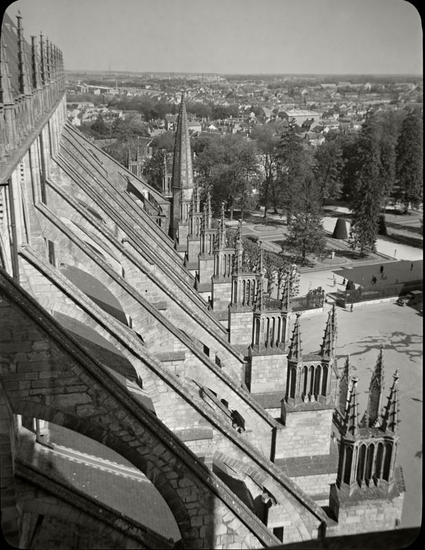 Vue des arcs-boutants restaurés par François-Narcisse Pagot. AD du Cher, 36 Fi