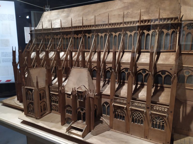 Maquette de la cathédrale de Bourges, de la première travée de la nef au chevet (la façade n’en fait pas partie), s. d. [v. 1960]. Cathédrale Saint-Étienne de Bourges. DADP 18
