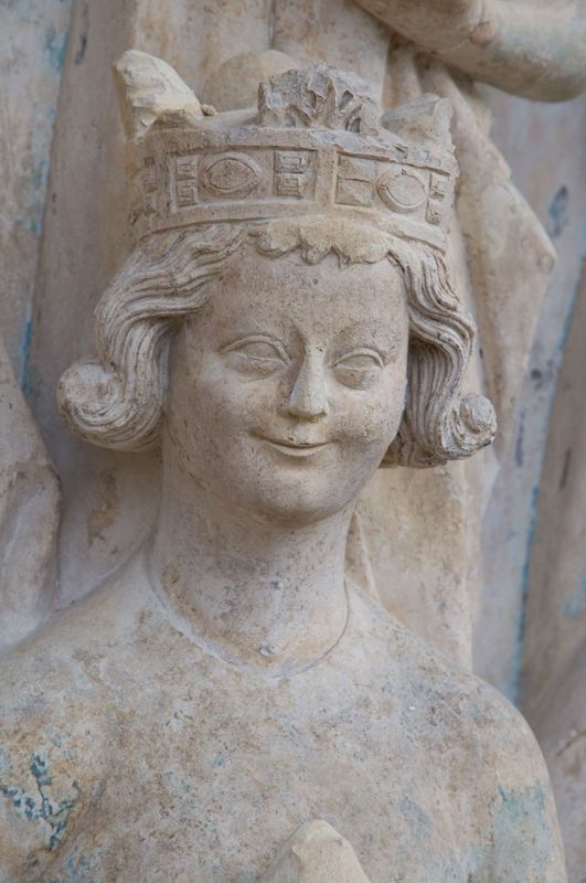Roi du portail du Jugement dernier après restauration, traces de polychromie. DRAC Centre-Val de Loire