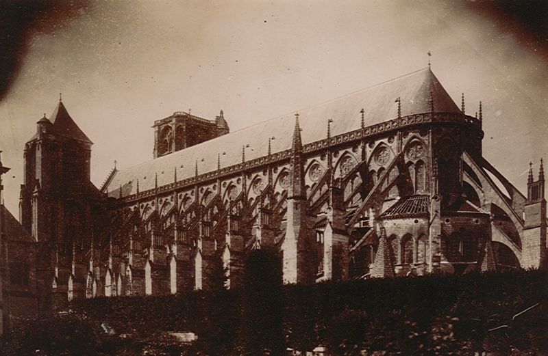 Cliché de la fin du XIXe siècle présentant la toiture du déambulatoire en partie découverte. AD du Cher, 9 Fi Bourges 110