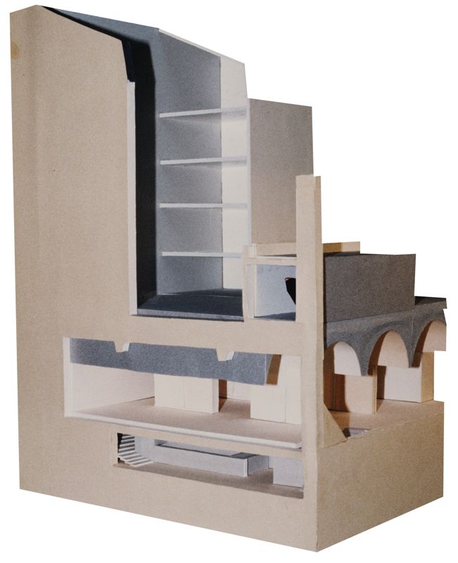 Maquette du bâtiment présentant dans la partie inférieure les caves voûtées et les restes de la fontaine gallo-romaine. AD du Cher, fonds du service archéologique départemental.