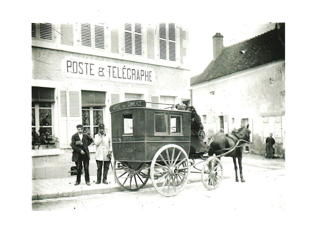 Adolphe Giraudon (1489-1929). La voiture de l'Hôtel de commerce à Saint-Florent-sur-Cher,  plaque de verre (22 Fi 853)