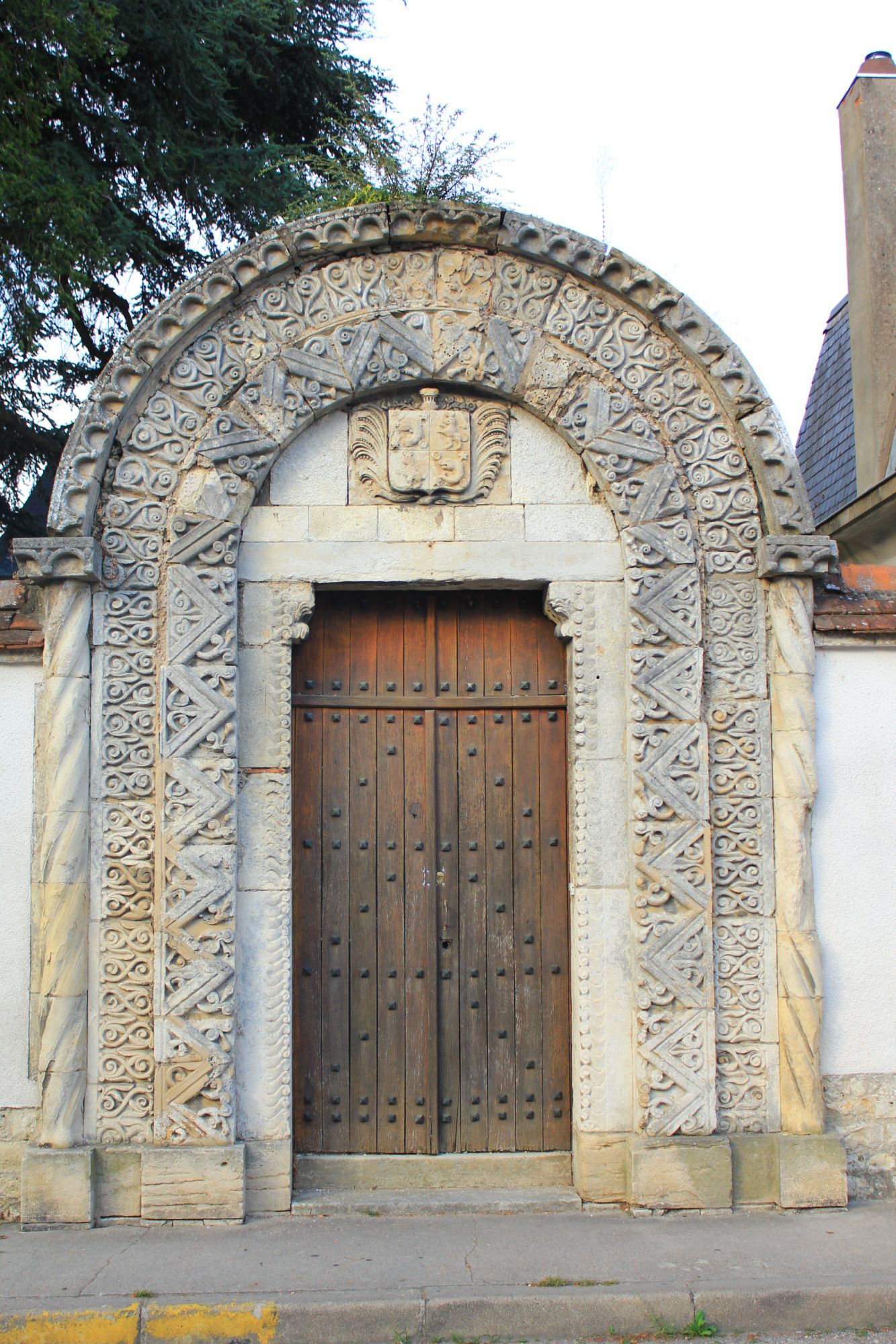 Porte romane de l'église Saint-Oustrille