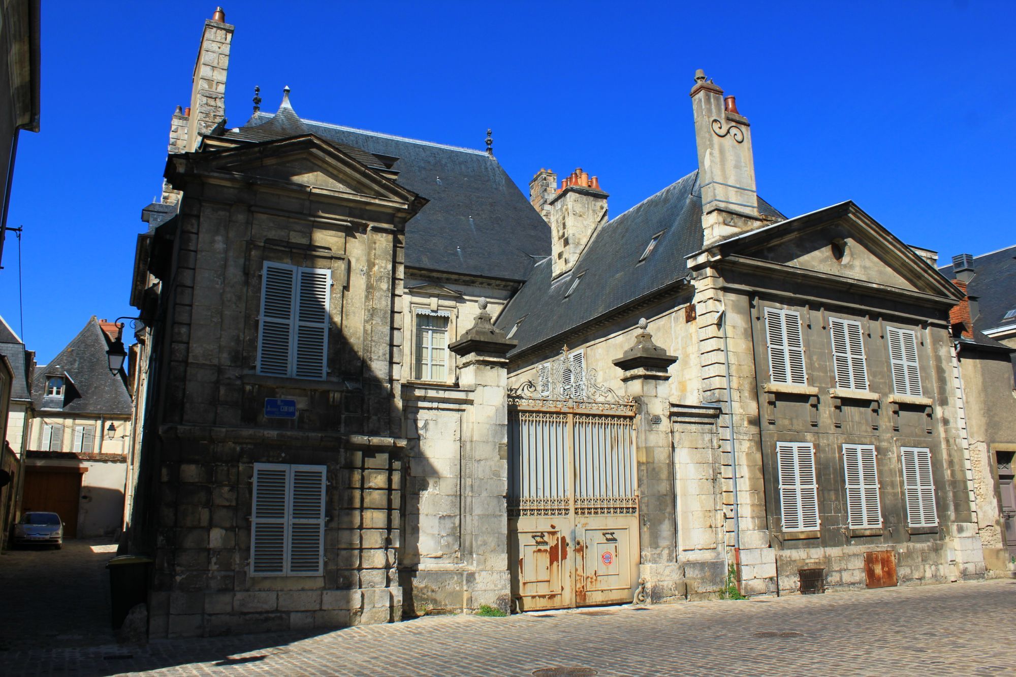 Portail de l'hôtel des Méloizes ; du Bureau des finances