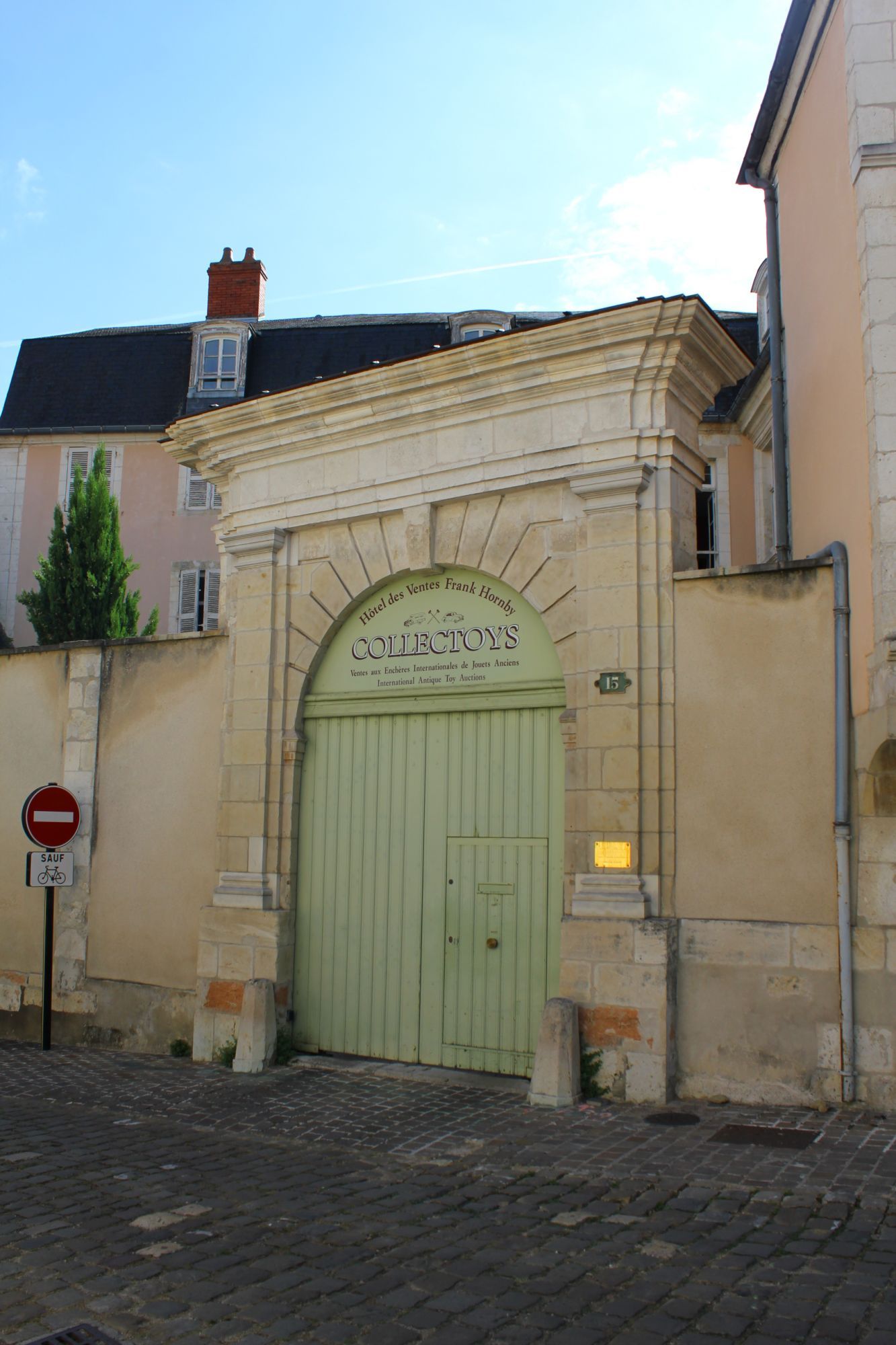 Portail de l'hôtel des Monnaies ; de Becuau