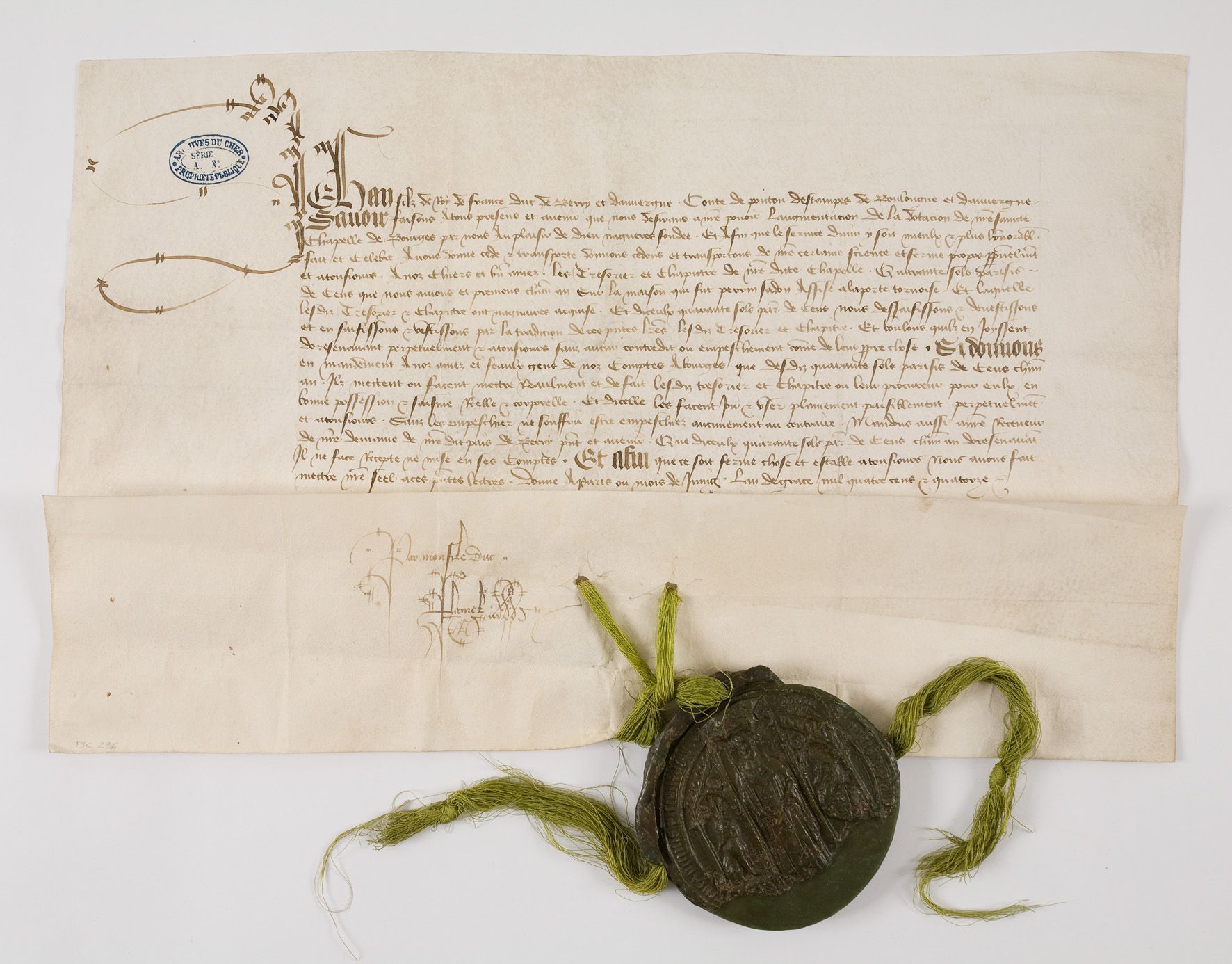 Donation d'un cens de 40 sols sur une maison pour la Sainte-Chapelle de Bourges, 1414 (8 G 1844 [TSC 236]).