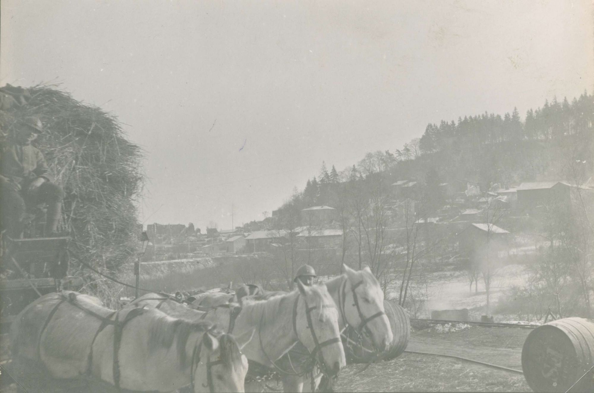 "Près de la gare de ravitaillement de Clermont-en-Argonne 1915" (5 Num 43/61/1)