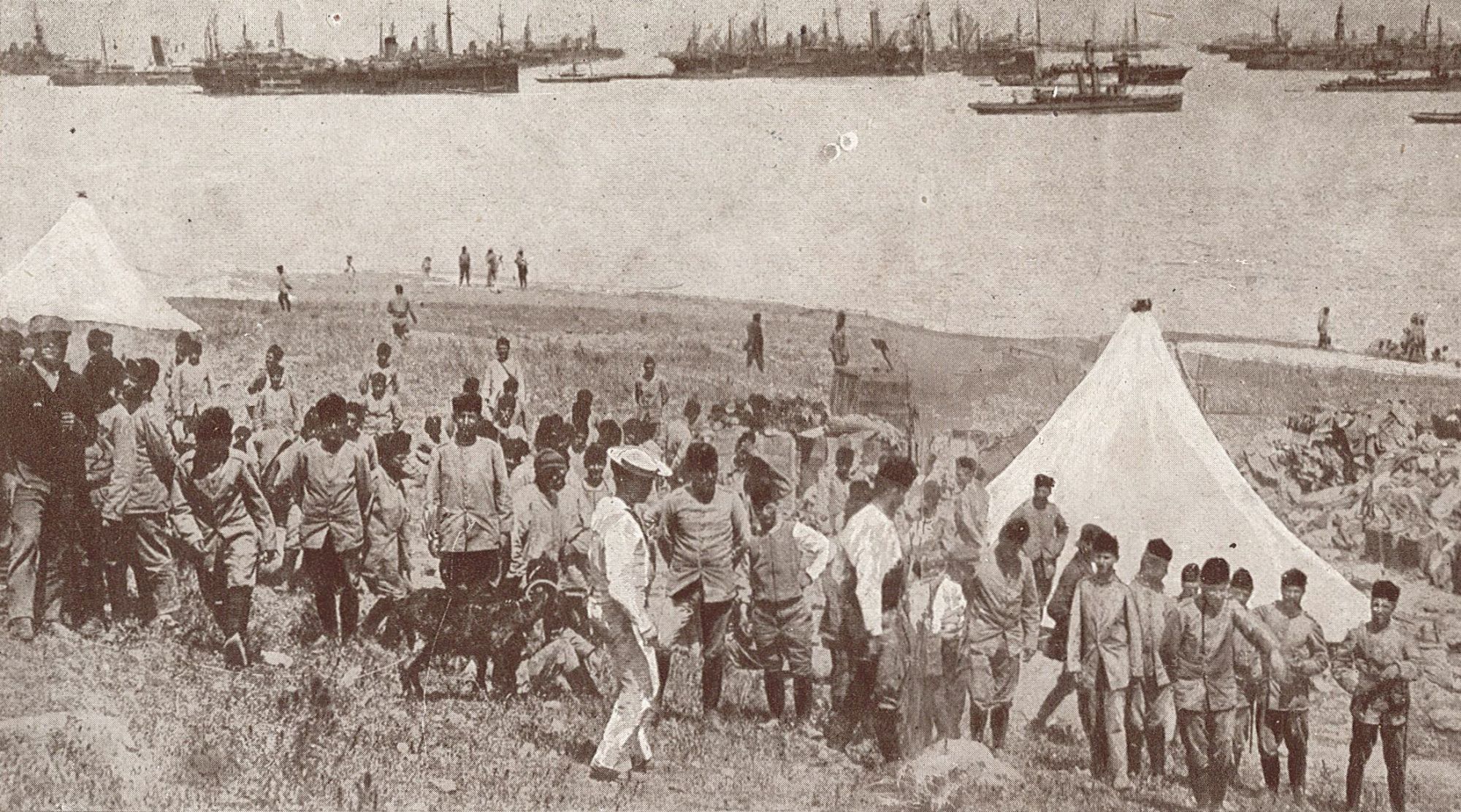 A Salonique, soldats hellènes escortés de la chèvre dont a fait sa mascotte un de leurs régiments.
