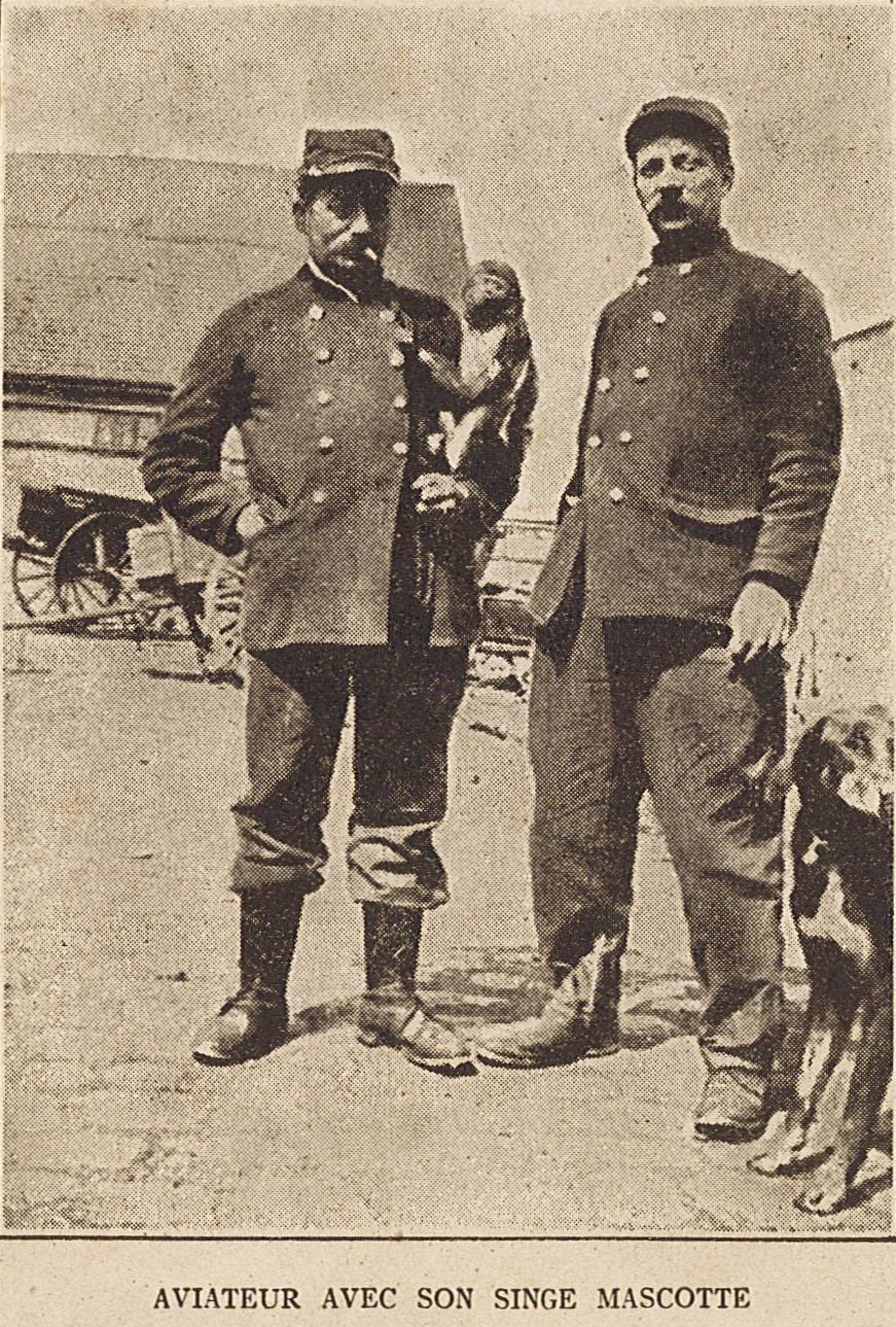 Artilleur avec son singe mascotte