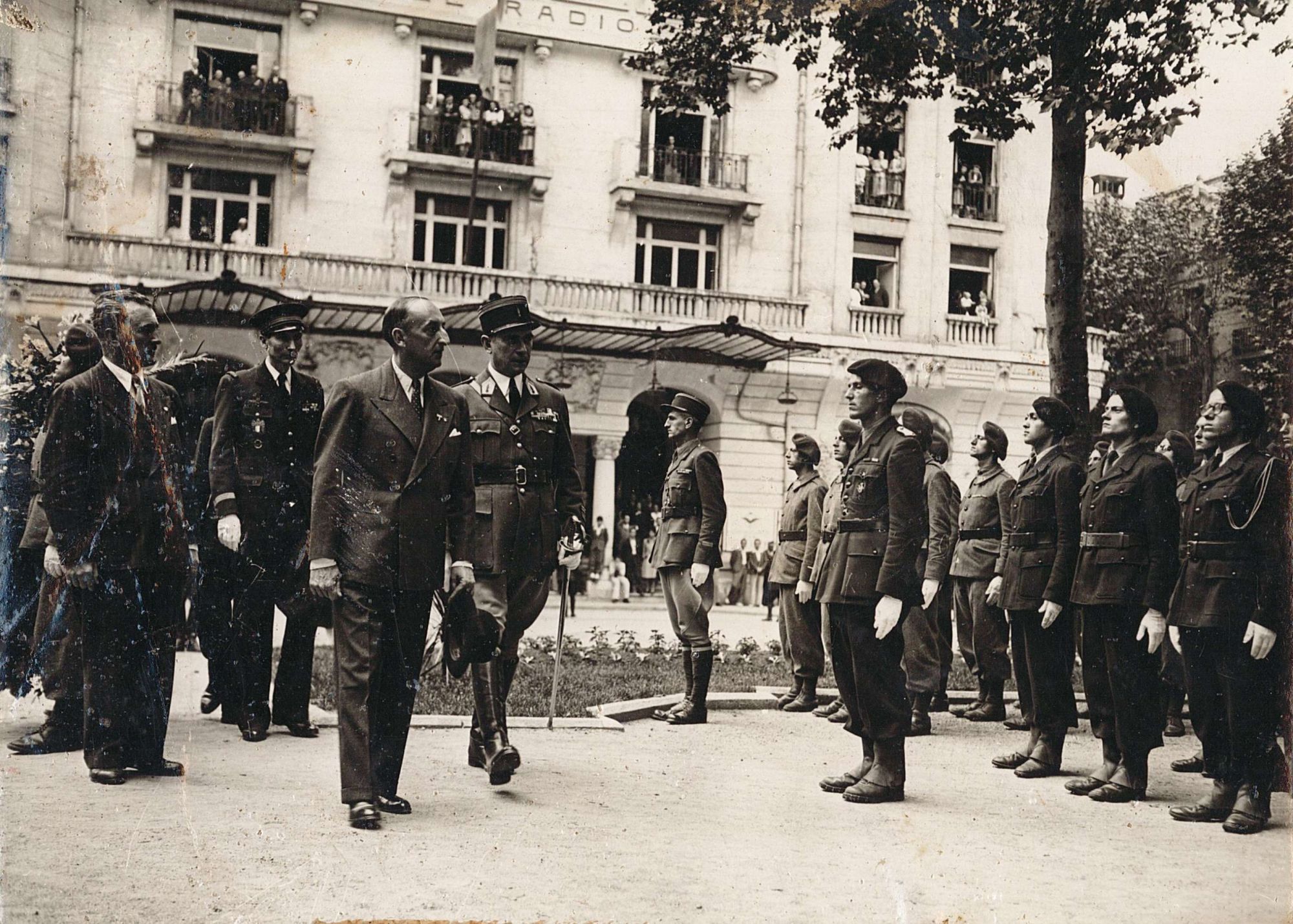 Joseph DARNAND, Fernand de BRINON et le colonel Edgard PUAUD passent en revue des légionnaires à Vichy en 1943 (3 W 324)