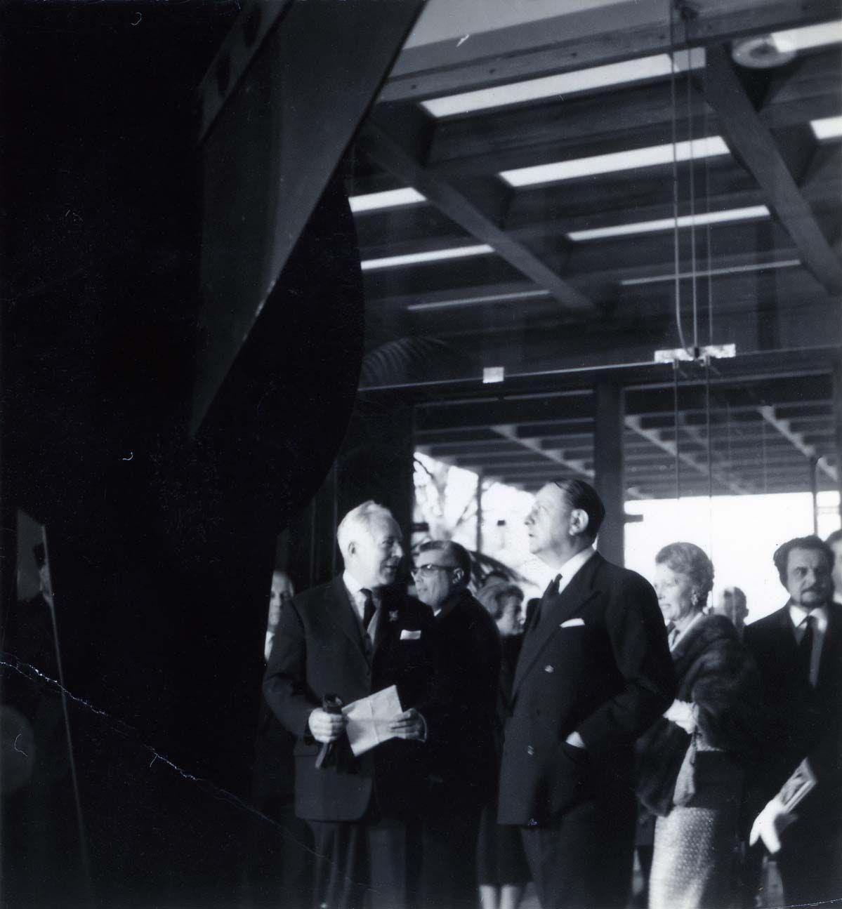Raymond Boisdé et André Malraux devant le stabile de Calder. Au deuxième plan : Alfred Depège, Mme Boisdé, Gabriel Monnet