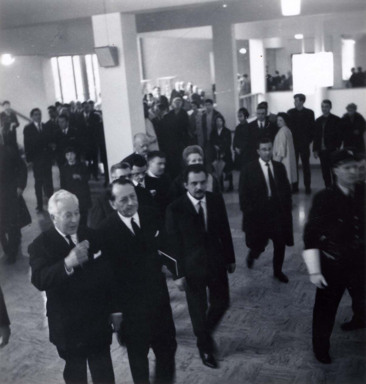 Arrivée dans le hall de la maison de la Culture