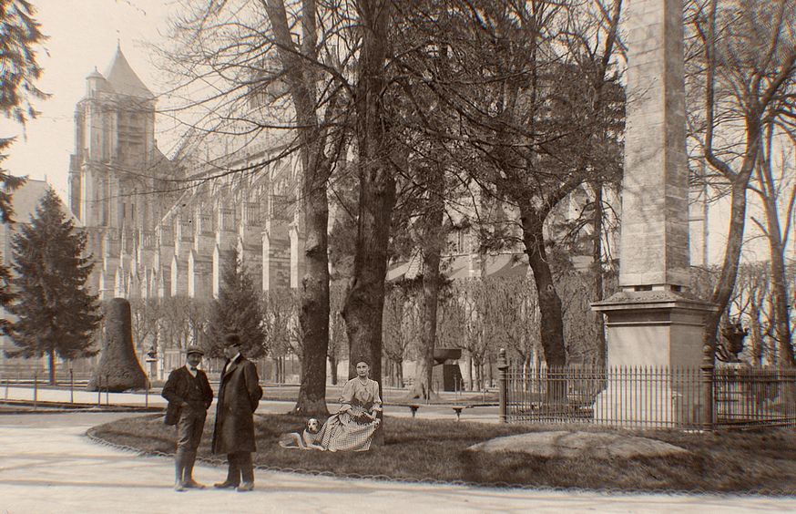 3 Charlotte Peynot au jardin de l'hôtel de ville