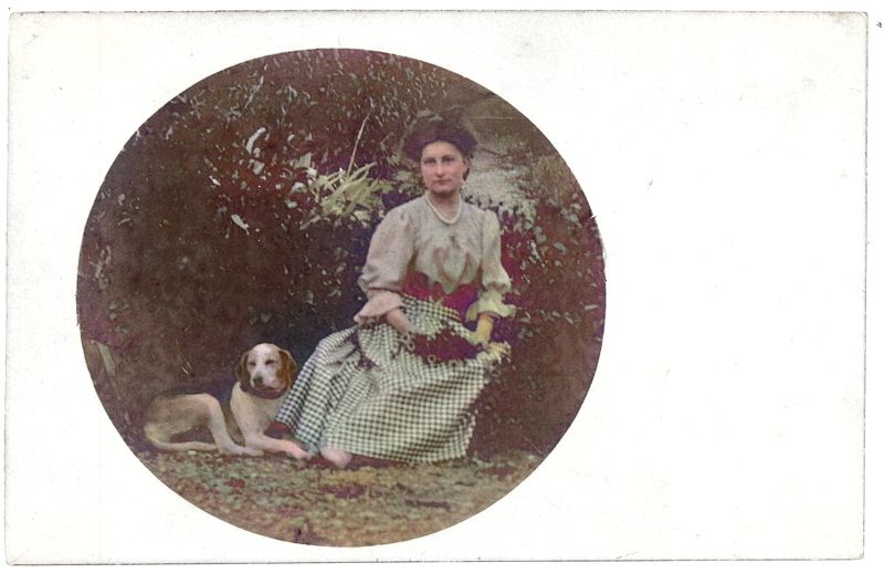 8 Charlotte Peynot et son chien en couleurs