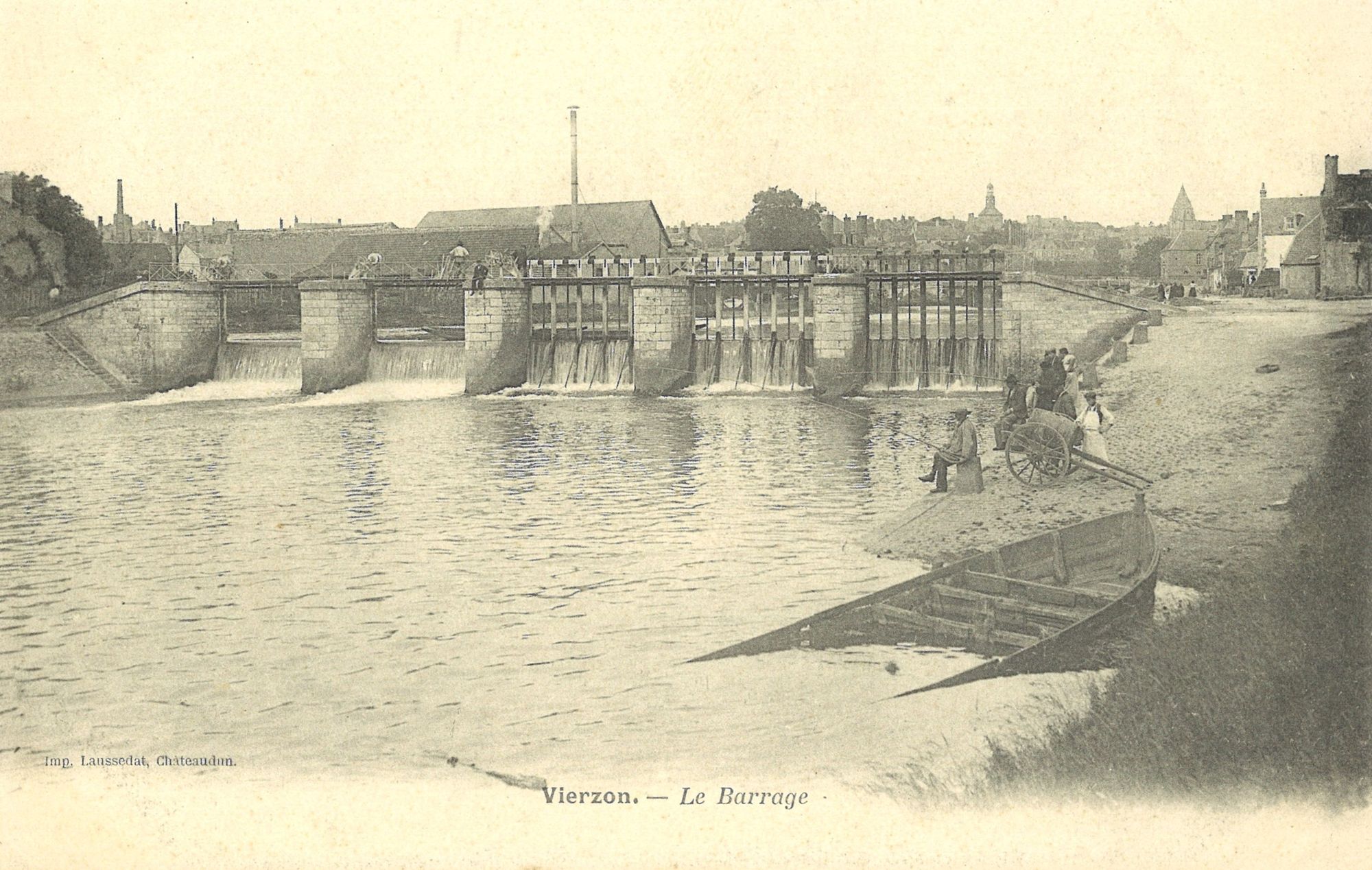 Carte postale du barrage de Vierzon. AD du Cher, 7 Fi Vierzon 30.
